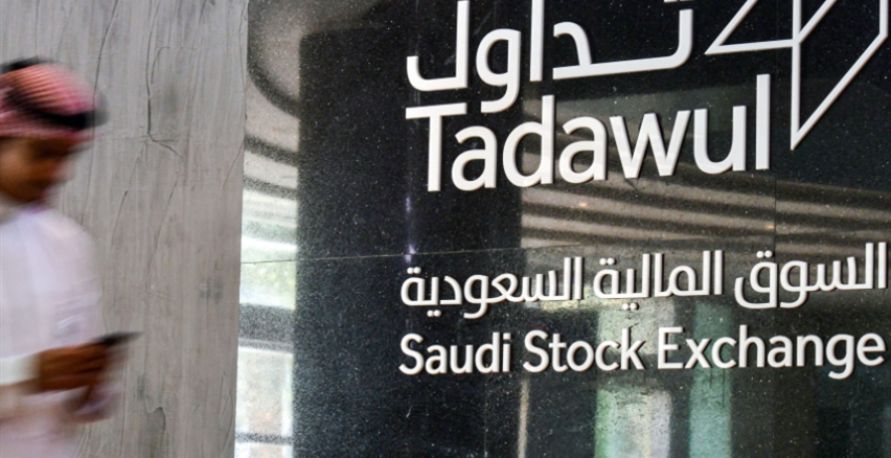 السعوديّة تُغرِق العالم بالنفط: تراجع تاريخي للأسعار